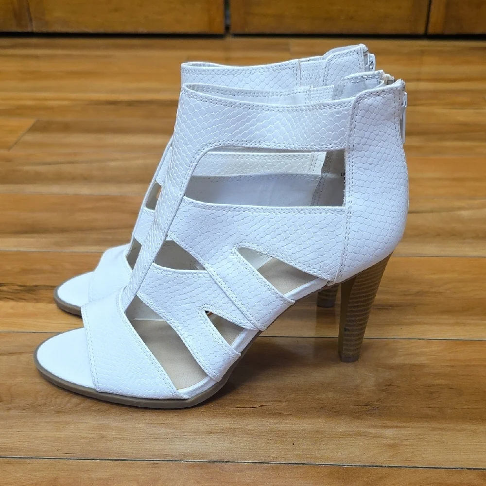 Simply Vera Vera Wang Size 8.5 White Snakeskin Cutout 4in Heels Back Zipper